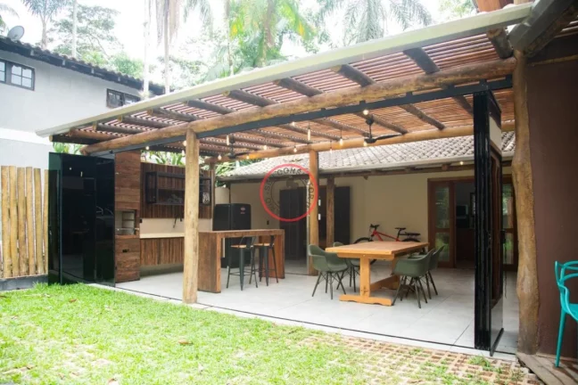 Imagem CASA NO SERTÃO DE CAMBURI, COM 3 DORMÍTORIOS, SENDO UMA SUÍTE, SALA AMPLA, AREA GOURMET, JARDIM EM TERRENO DE 405 MT