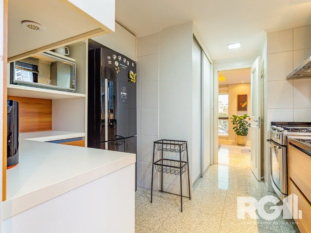 Imagem Apartamento semimobiliado, 167 m², 3 suítes e 3 vagas de garagem no bairro Bela Vista.