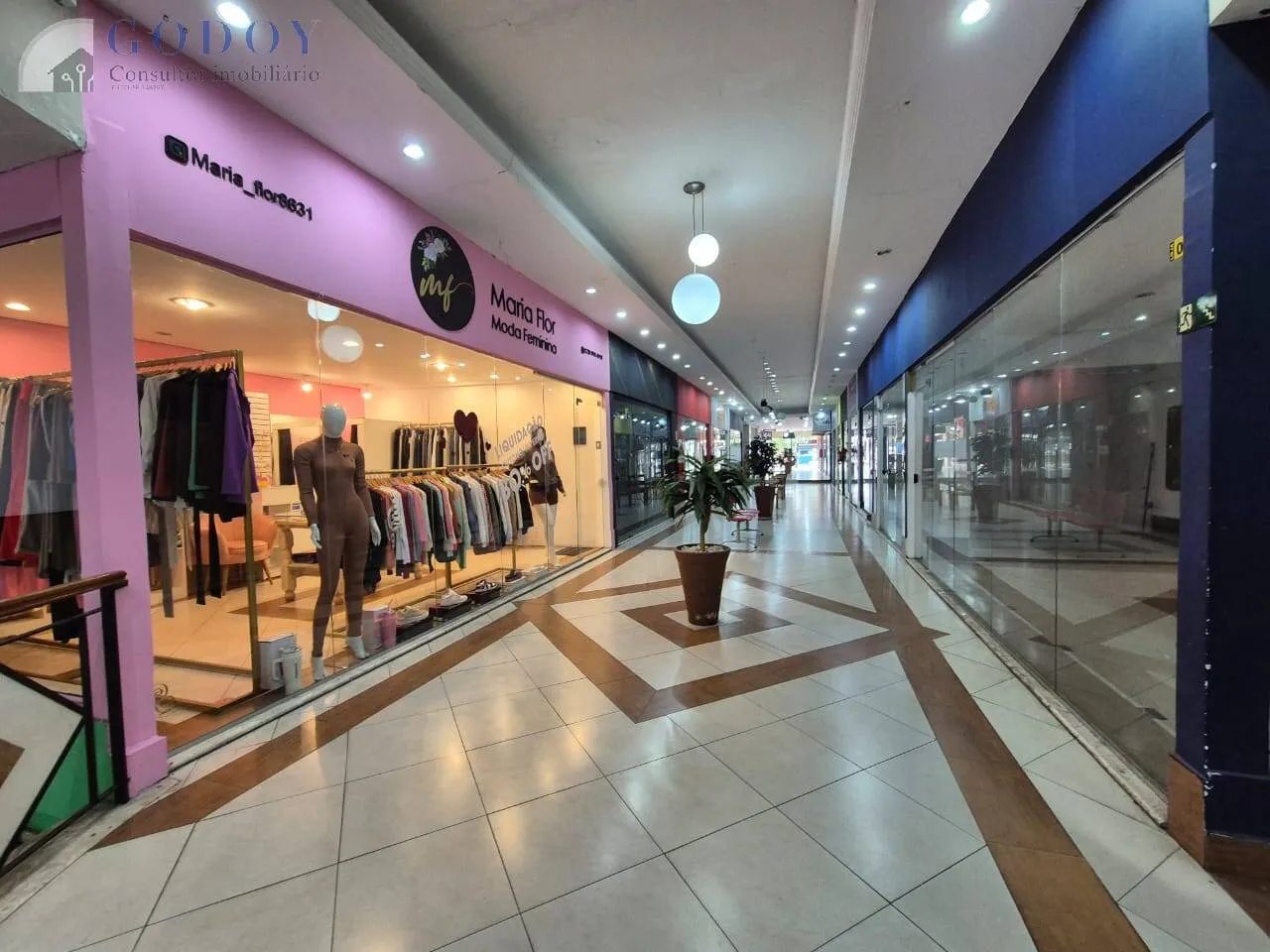 Imagem Investimento: Centro Comercial com 28 Lojas e Piso Superior Privado