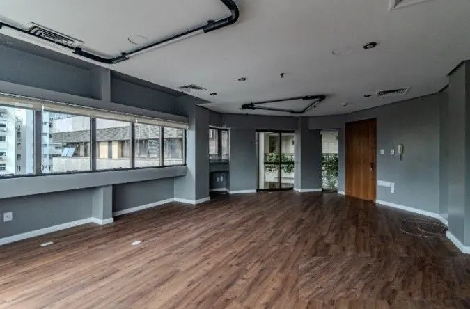 Imagem Oportunidade de Investimento. Sala Comercial para venda já locada no bairro Moinhos de Vento. Invista com segurança e rentabilidade imediata.