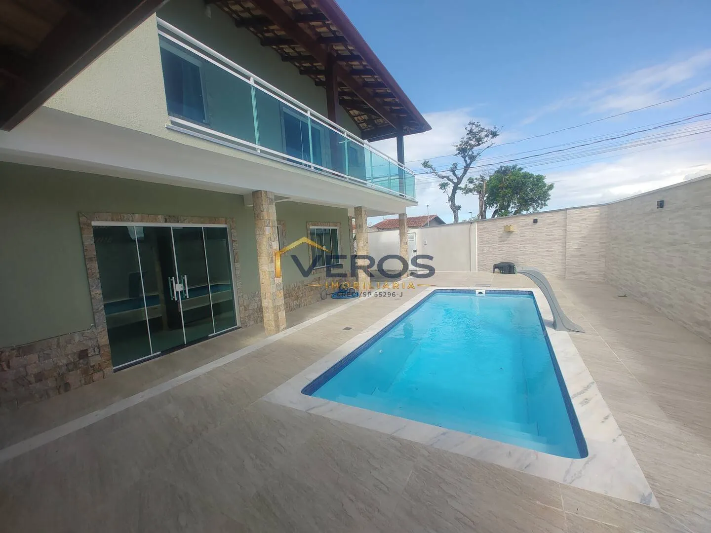 Imagem Casa com piscina e 03 dormitórios, sendo 02 suítes em Caraguatatuba