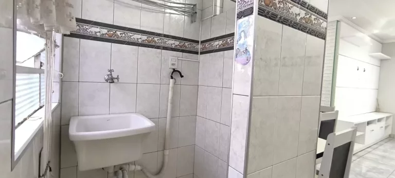 Imagem APARTAMENTO NO CONDOMÍNIO ALPHA II 2 DORMITÓRIOS COM ARMÁRIOS PLANEJADOS E COM PISO LAMINADO