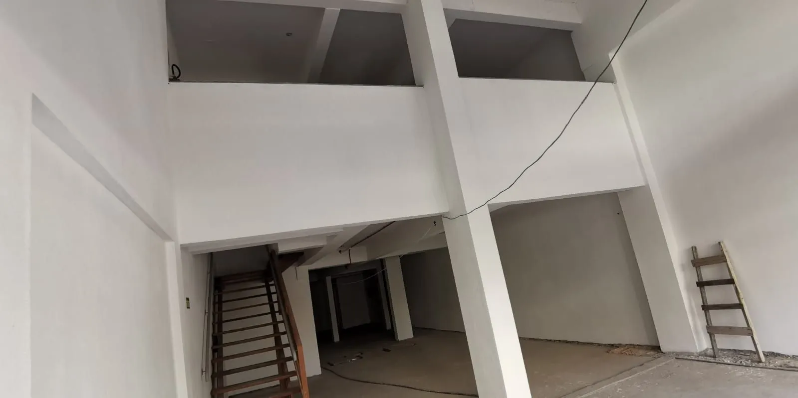 Imagem Vende loja ,com mezanino 180m², 2 banheiros