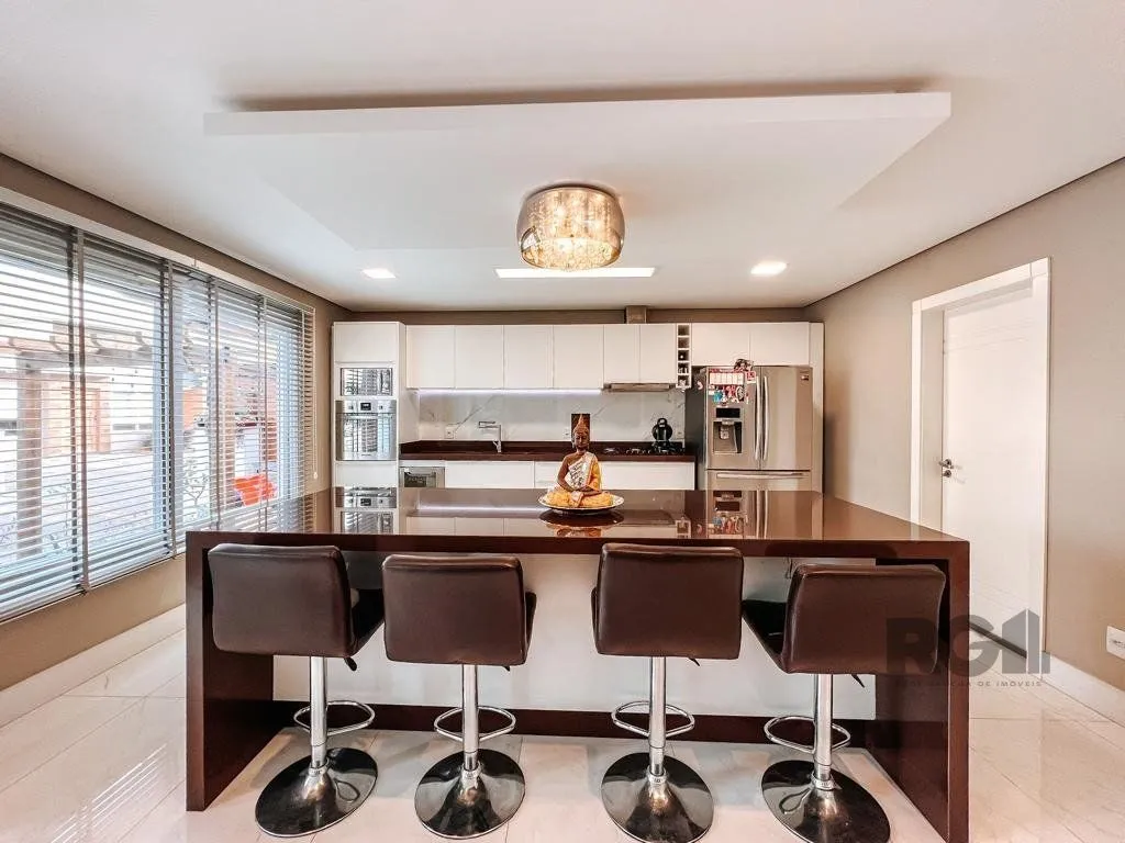 Imagem Excelente residência com aproximadamente 242m² privativos,