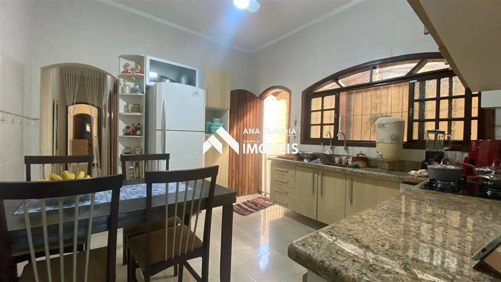 Imagem Casa bem localizada na praia de Mongaguá lado serra , próxima ao centro da cidade e a 450 metros da praia....