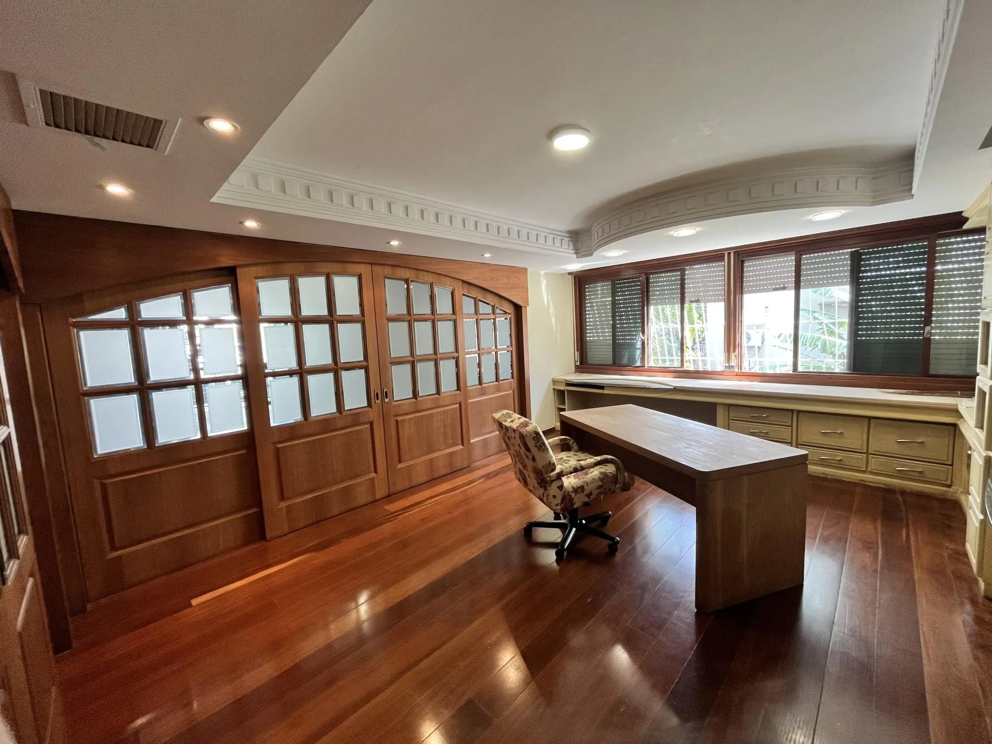 Imagem Apartamento de 4 quartos, suíte, amplo closet, dependência e 2 vagas de garagem