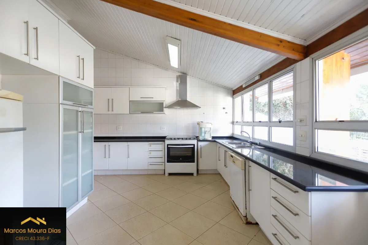 Imagem Casa no Sumaré com 3 Dormitórios ( 1 suíte), 359m² com Piscina, Elevador, Churrasqueira e 6 Vagas de Garagem