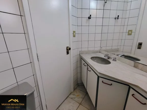 Imagem Apartamento Pinheiros, 2 dormitórios( 1 suíte) e 2 vagas, perto Metrô Fradique e com excelente valor de Condomínio. Edifício com Portaria 24 hs, Gerador e Lazer