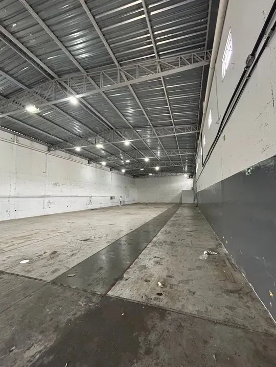 Imagem Galpão Industrial e Comercial 825m² - Acesso Fácil à Dutra