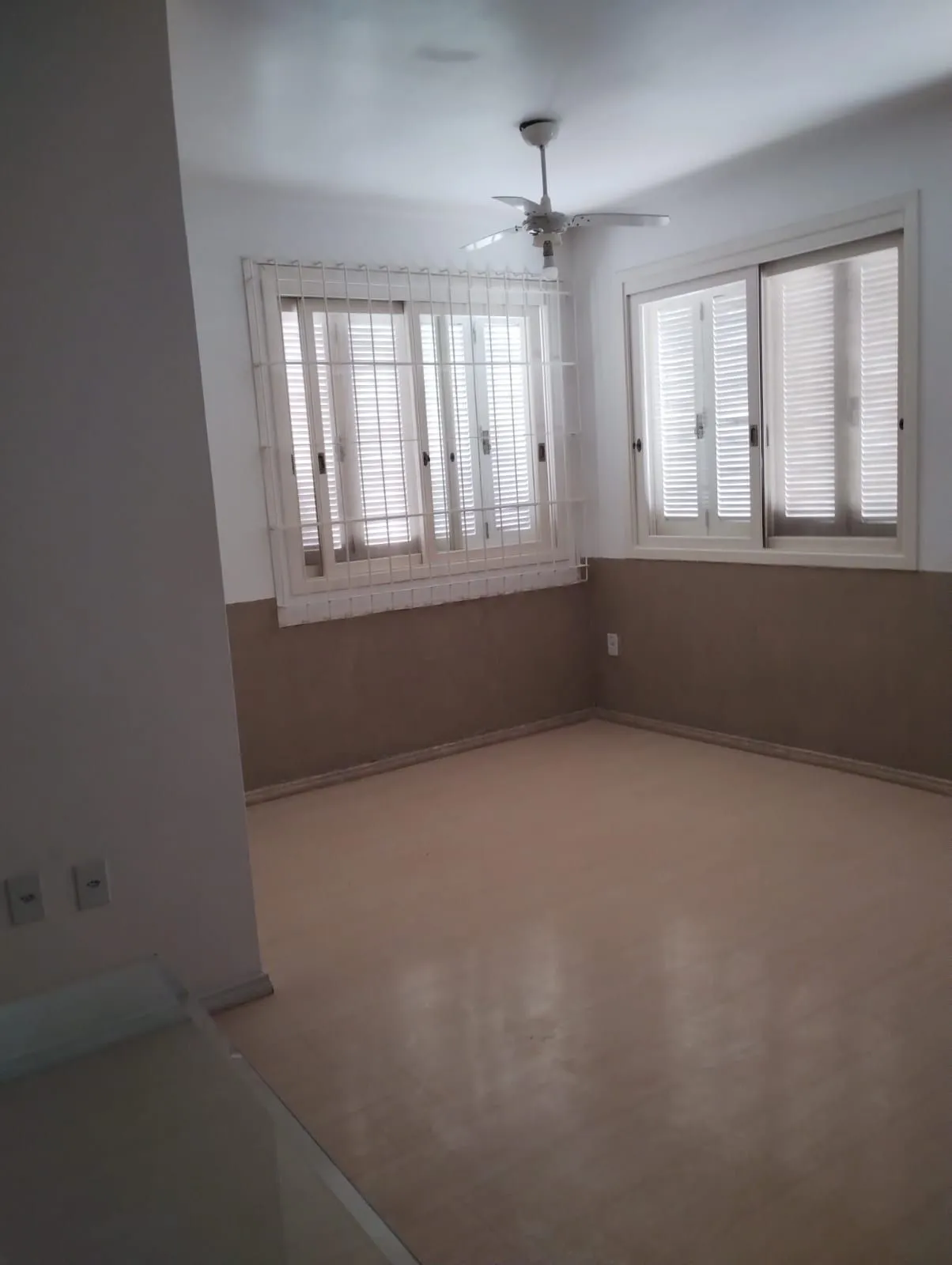 Imagem Excelente Casa com 03 suítes + Apto nos fundos com 01 Dor. Garagem 3 carros