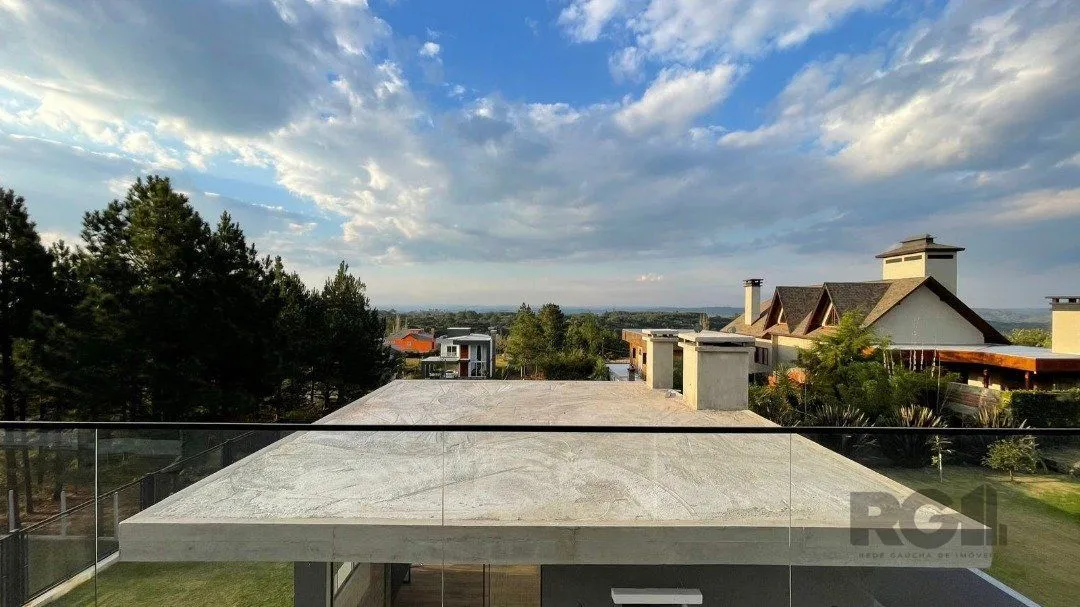 Imagem Linda Casa Ampla com 3 Suítes Construída Recentemente em Condomínio no Bairro Nobre de Gramado