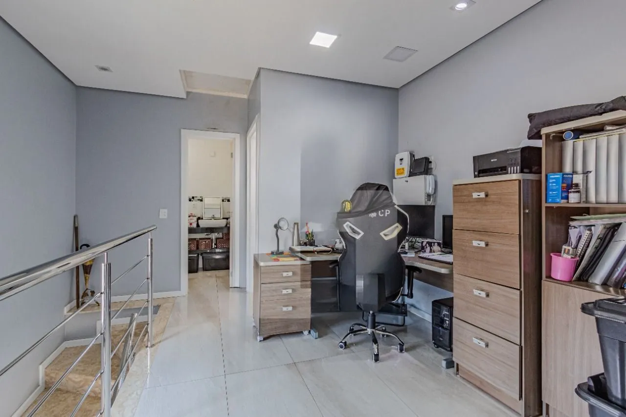 Imagem Casa com piscina e 3 quartos à venda em Cachoeirinha
