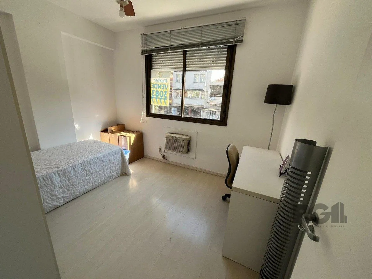 Imagem Apartamento de três quartos, suíte, churrasqueira e duas vagas de garagem (box duplo) no bairro Auxiliadora em Porto Alegre.
