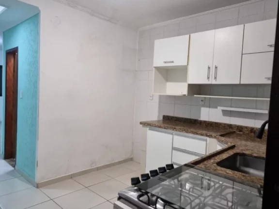 Imagem Sobrado individual à venda no Maracanã em Praia Grande-SP, com 2 dormitórios sendo suítes, sala ampla, cozinha com armários planejados, 1 lavabo, banheiro com box e gabinete, lavanderia, churrasqueira, vaga de garagem, portão em alumínio, a 150 metros da 
