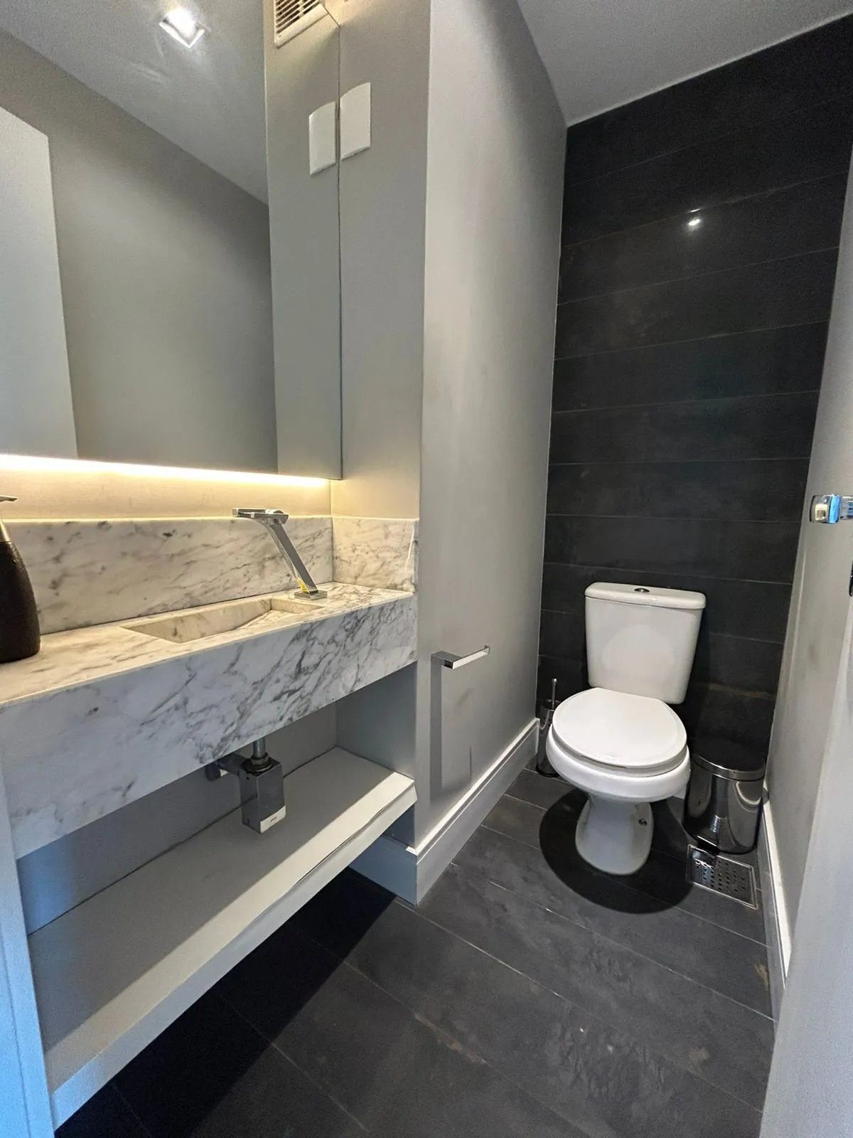 Imagem Apartamento duplex a venda, mobiliado e decorado, planta de 57 m2 com 1 dormitório, 2 vagas e 1 depósito.