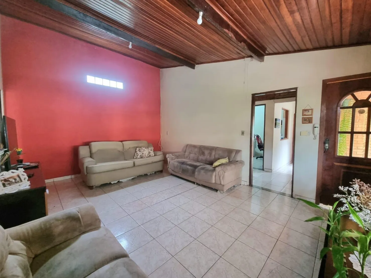 Imagem Linda Casa Térrea com Salão Comercial em Excelente Localização: 3 Dormitórios, Quintal Amplo e Tranquilidade Garantida a 5 Minutos do Centro da Cidade