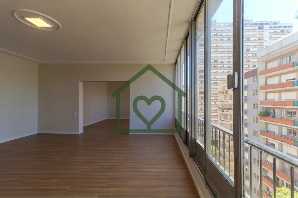 Imagem Apartamento com três dormitórios sendo uma suíte, cuja sacada permite visualizar o nascer e o pô...