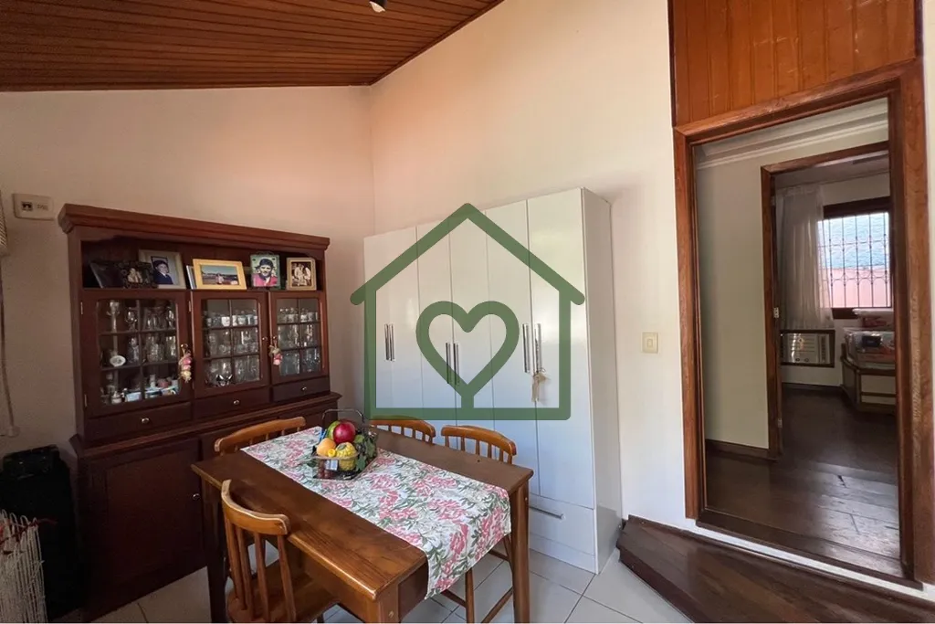 Imagem Descubra o seu novo lar em Porto Alegre, no cobiçado bairro Santana. Esta encantadora casa encontra...