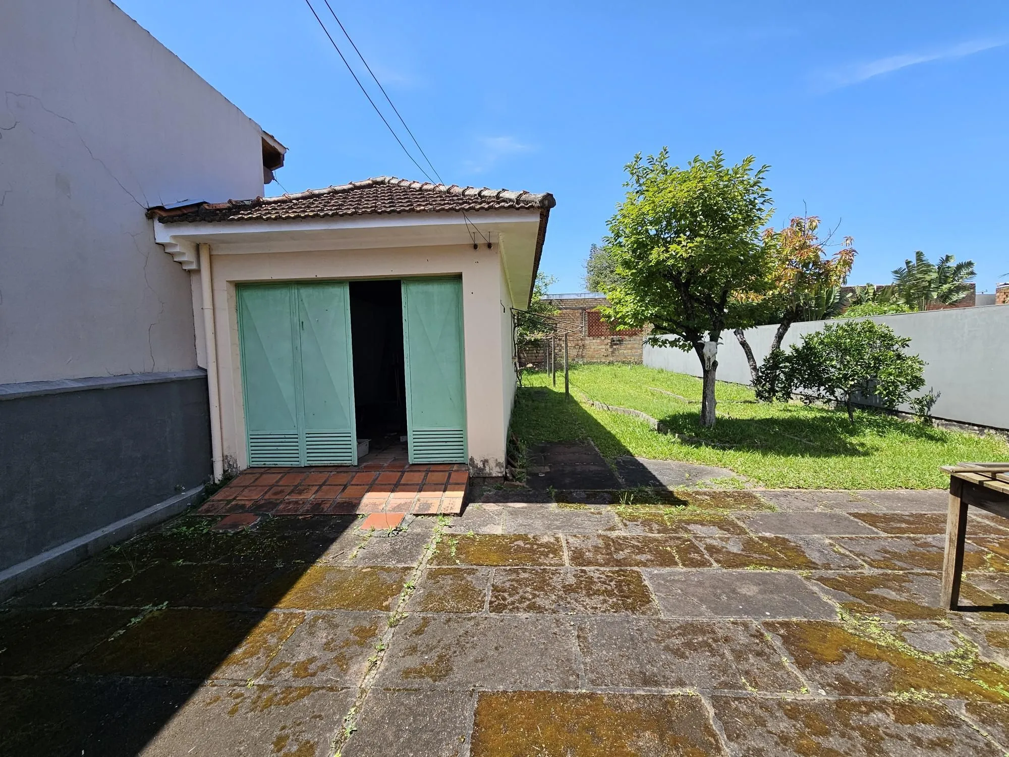 Imagem AMPLO TERRENO FRENTE NORTE NA MELHOR RUA DO BAIRRO TRISTEZA