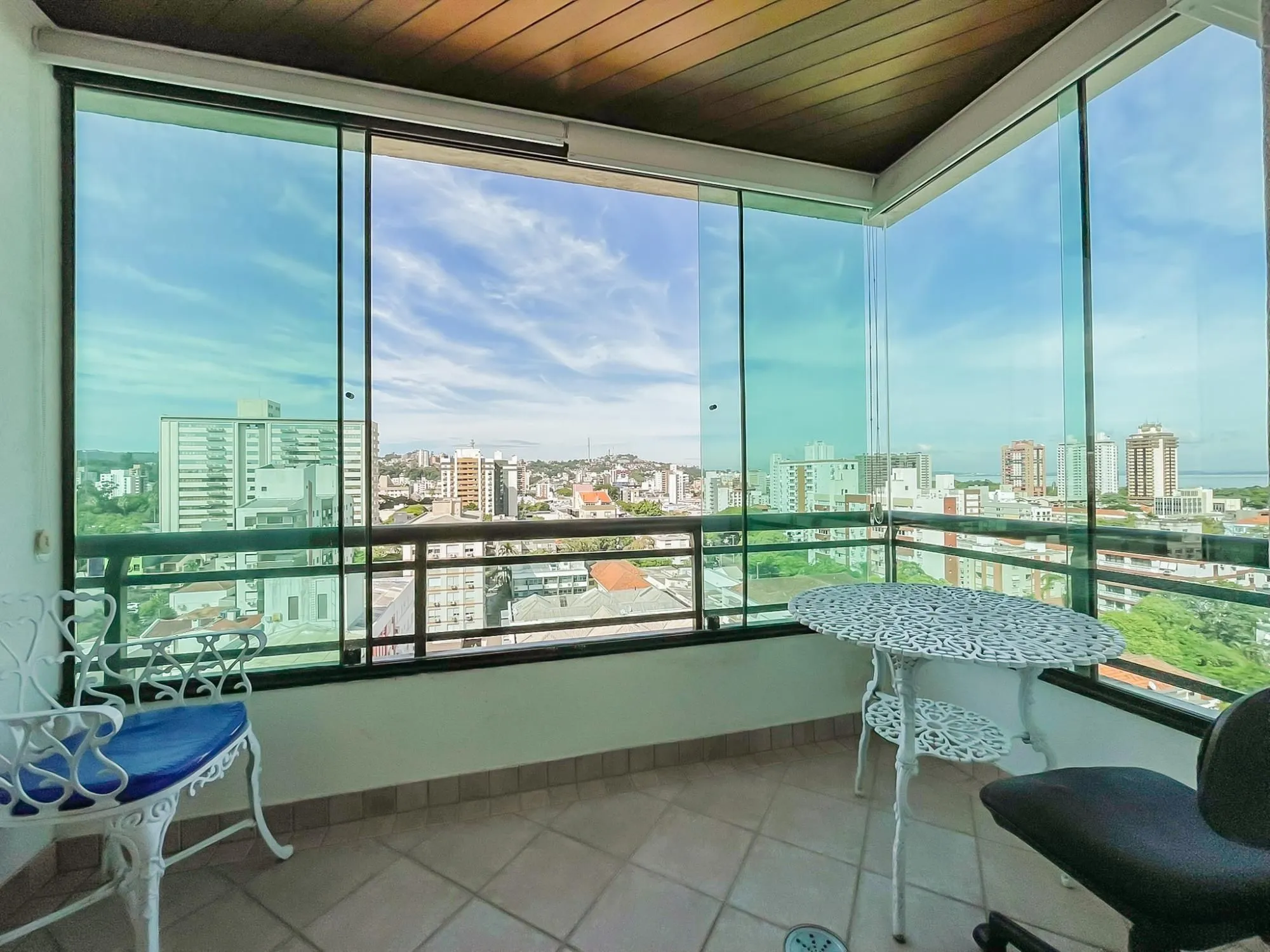 Imagem Lindo apartamento 03 dormitórios, duas vagas Coração Menino Deus