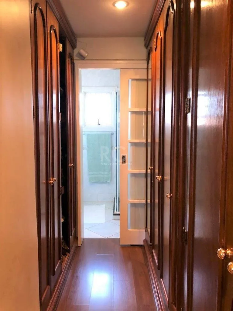 Imagem Casa à venda - 230m², 4 quartos, sendo 2 suítes, churrasqueira, piscina e 03 vagas de garagem