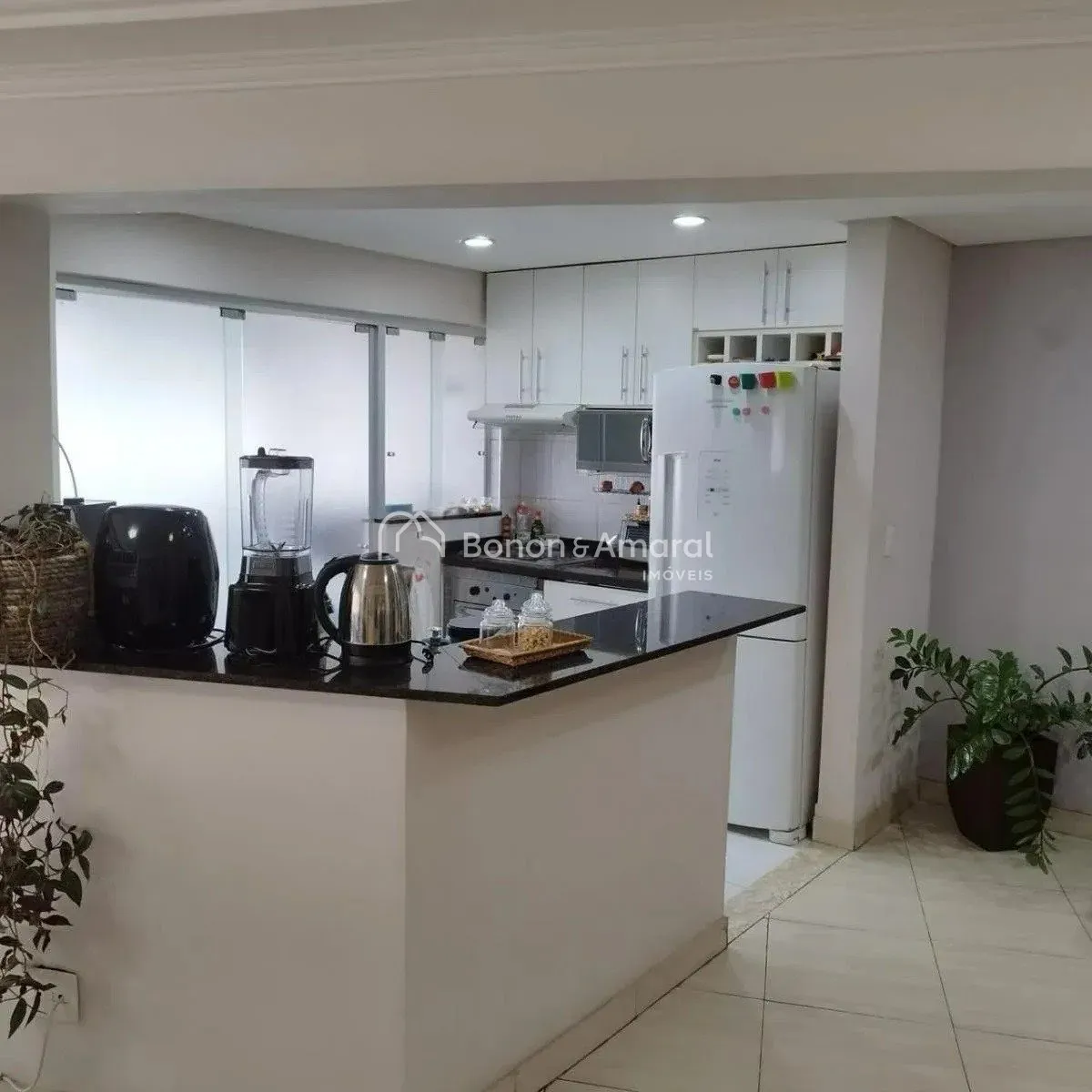 Foto do imóvel Apartamento à venda no Centro de Campinas, reformado, 2 quartos (1 suíte), 1 vaga, próximo ao Colégio Objetivo em Rua Capitão José de Souza, 65 - Centro, Campinas - SP
