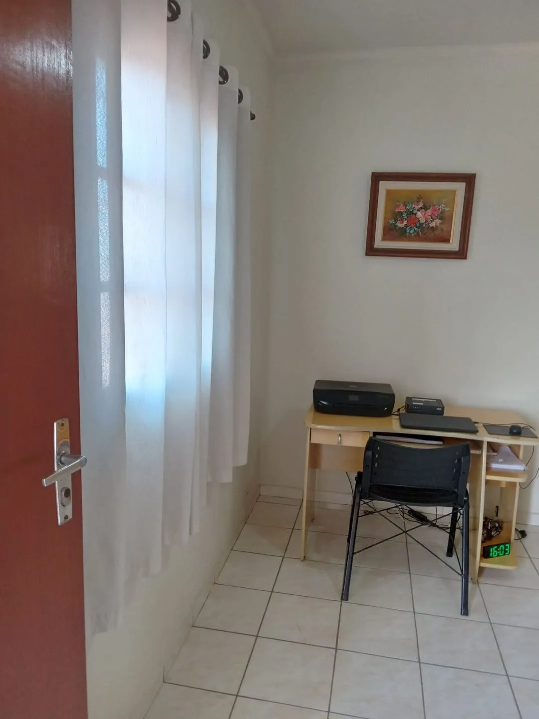 Imagem Sobrado à Venda no Bairro Maria Áurea, em Pindamonhangaba, Próximo ao Centro e à Avenida Principal