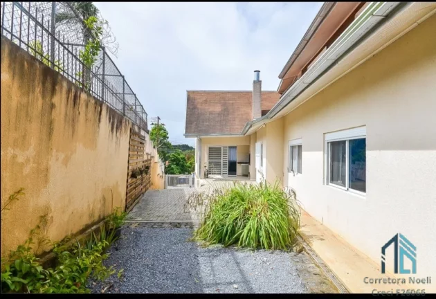 Imagem Casa a venda, 04 quartos c/suíte, 06 vagas, no São Lourenço em Curitiba PR