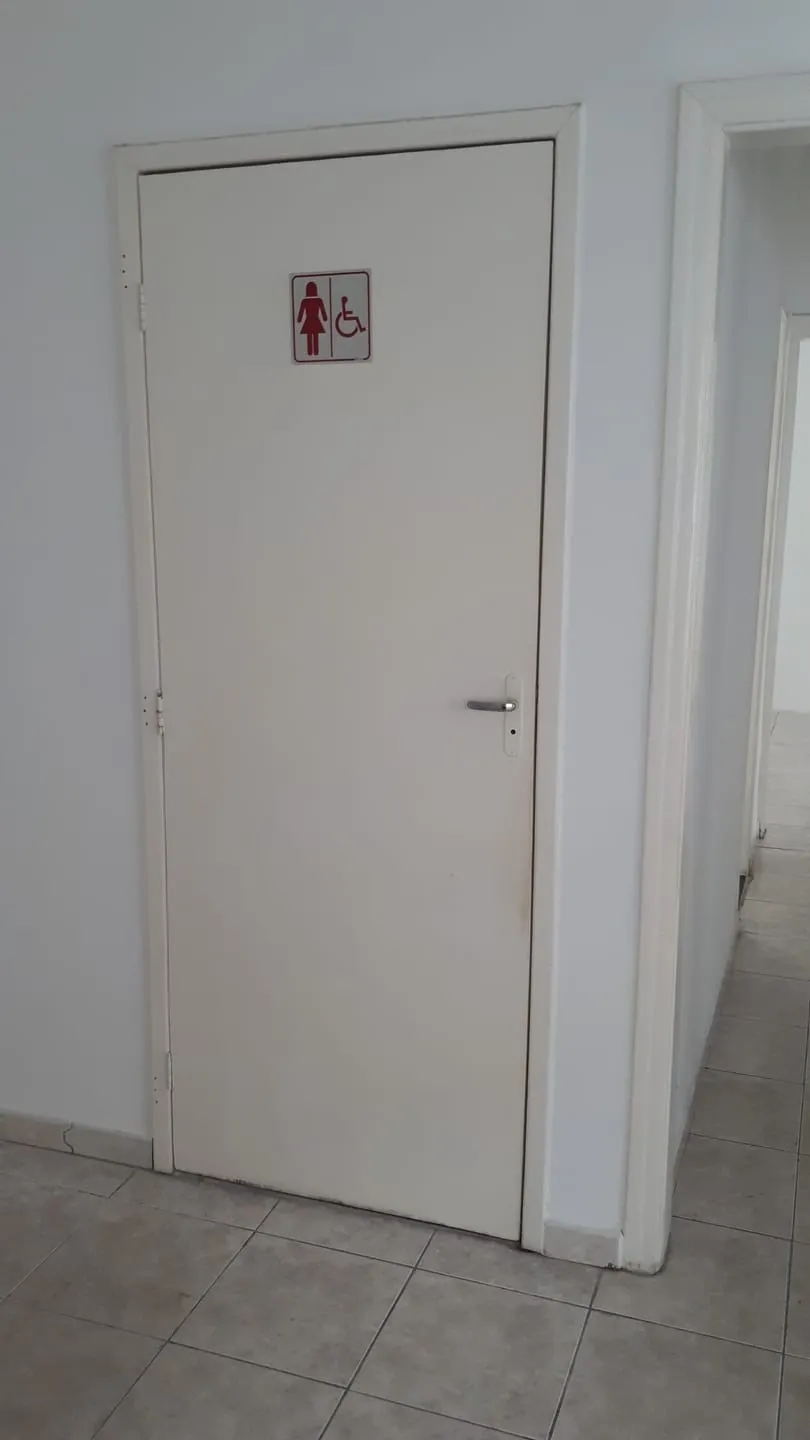 Imagem Casa Comercial no Centro com 2 Dormitórios, Edícula, Acessibilidade, Vaga de Garagem e Ideal para Consultório