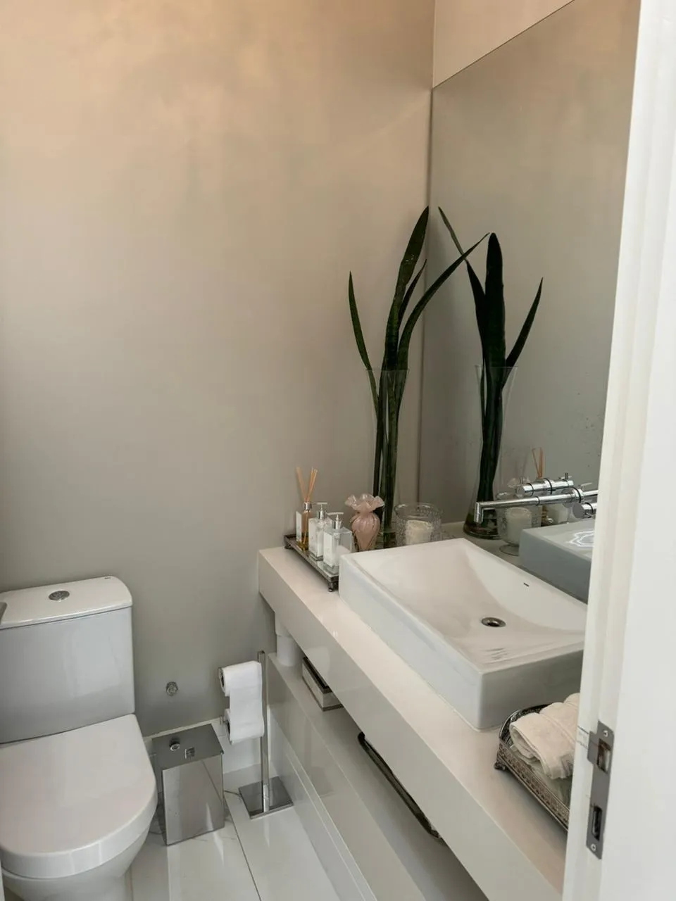Imagem Casa de alto padrão para locação em Alphaville Residencial Dois, Barueri-SP: 4 quartos, 4 suítes, 3 salas, 4 banheiros, 3 vagas, 520m².