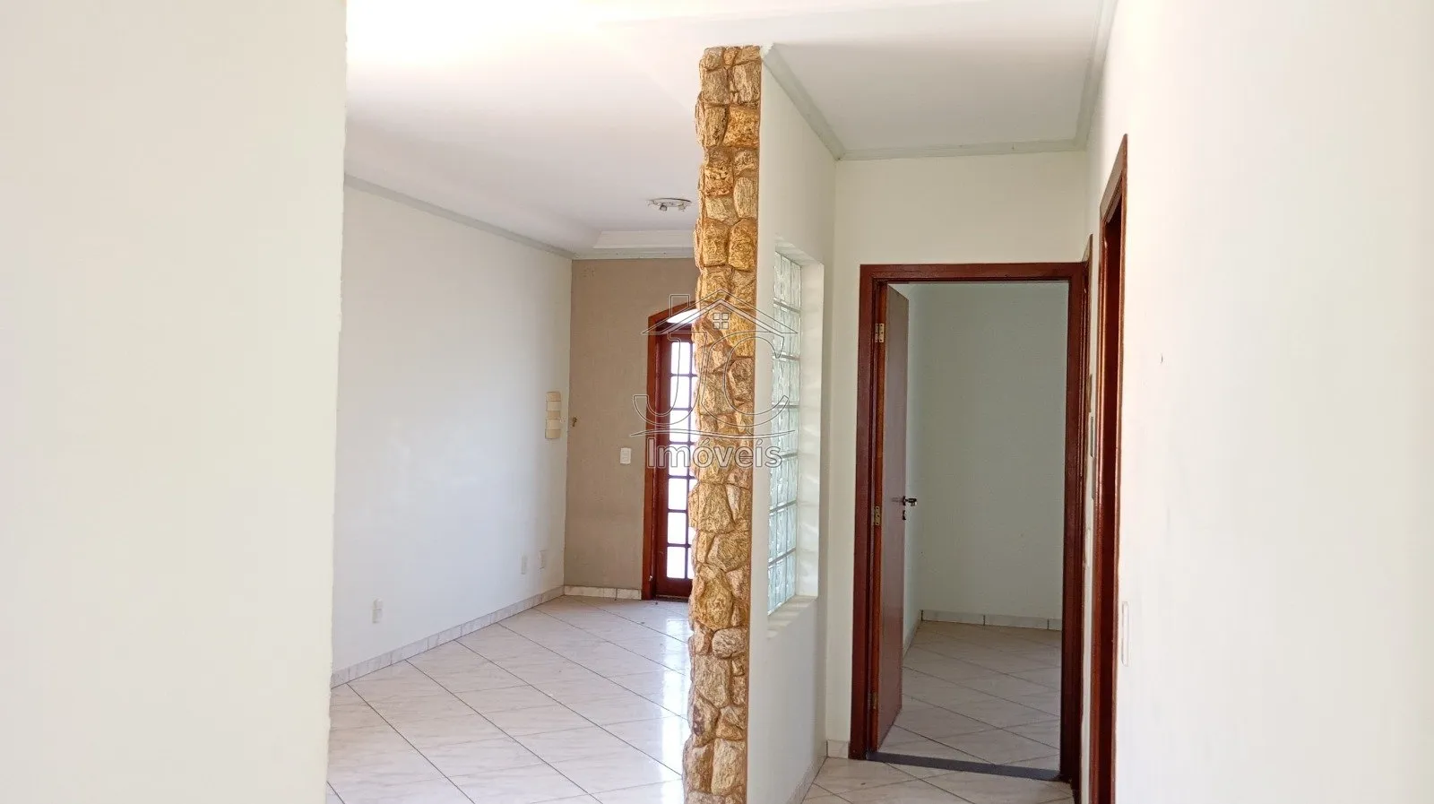 Imagem Casa com 3 quartos com barracão comercial no piso inferior à venda em Valinhos.