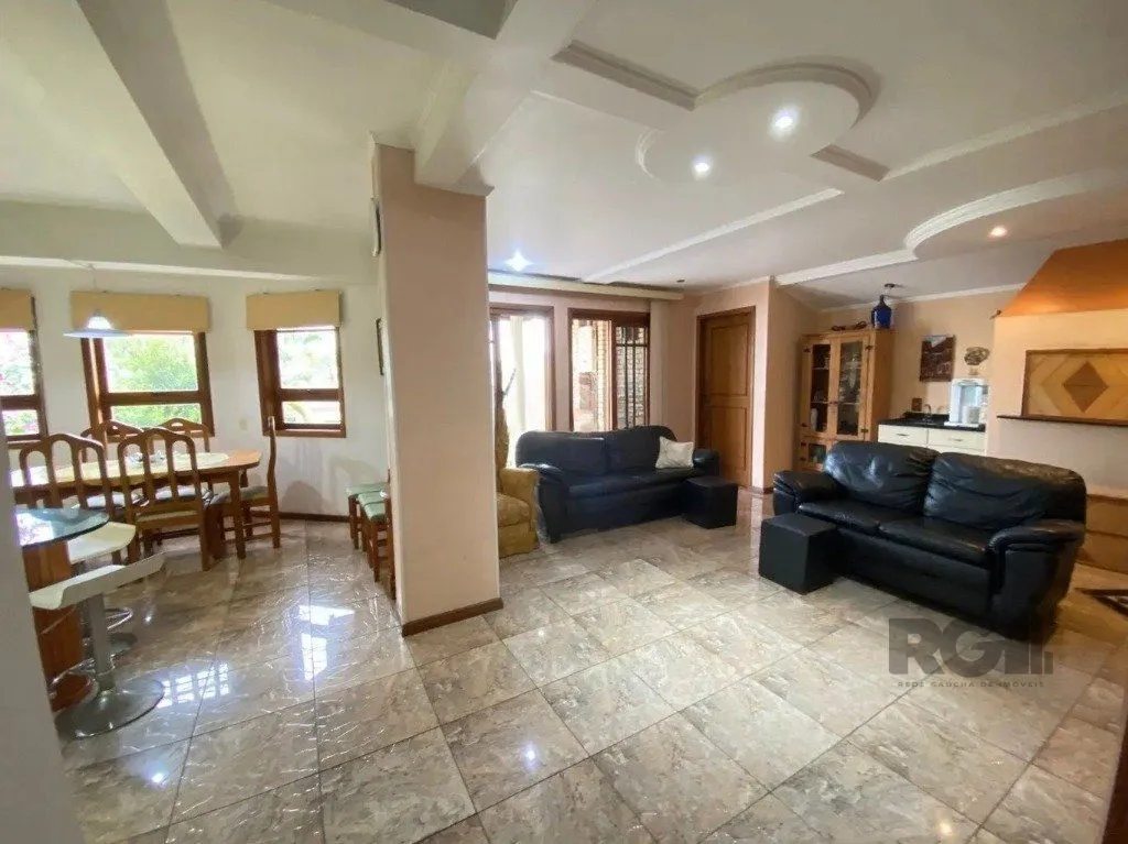 Imagem Casa com 4 dormitórios no bairro nonoai