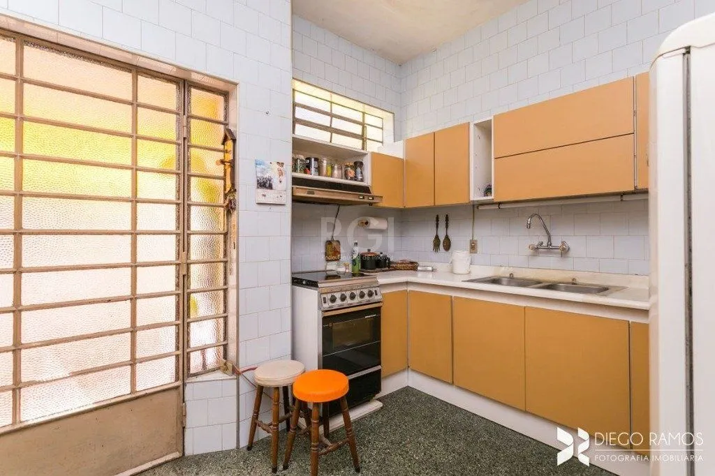 Imagem Casa para Venda - 198m², 3 dormitórios, sendo 1 suites, 4 vagas - Petrópolis