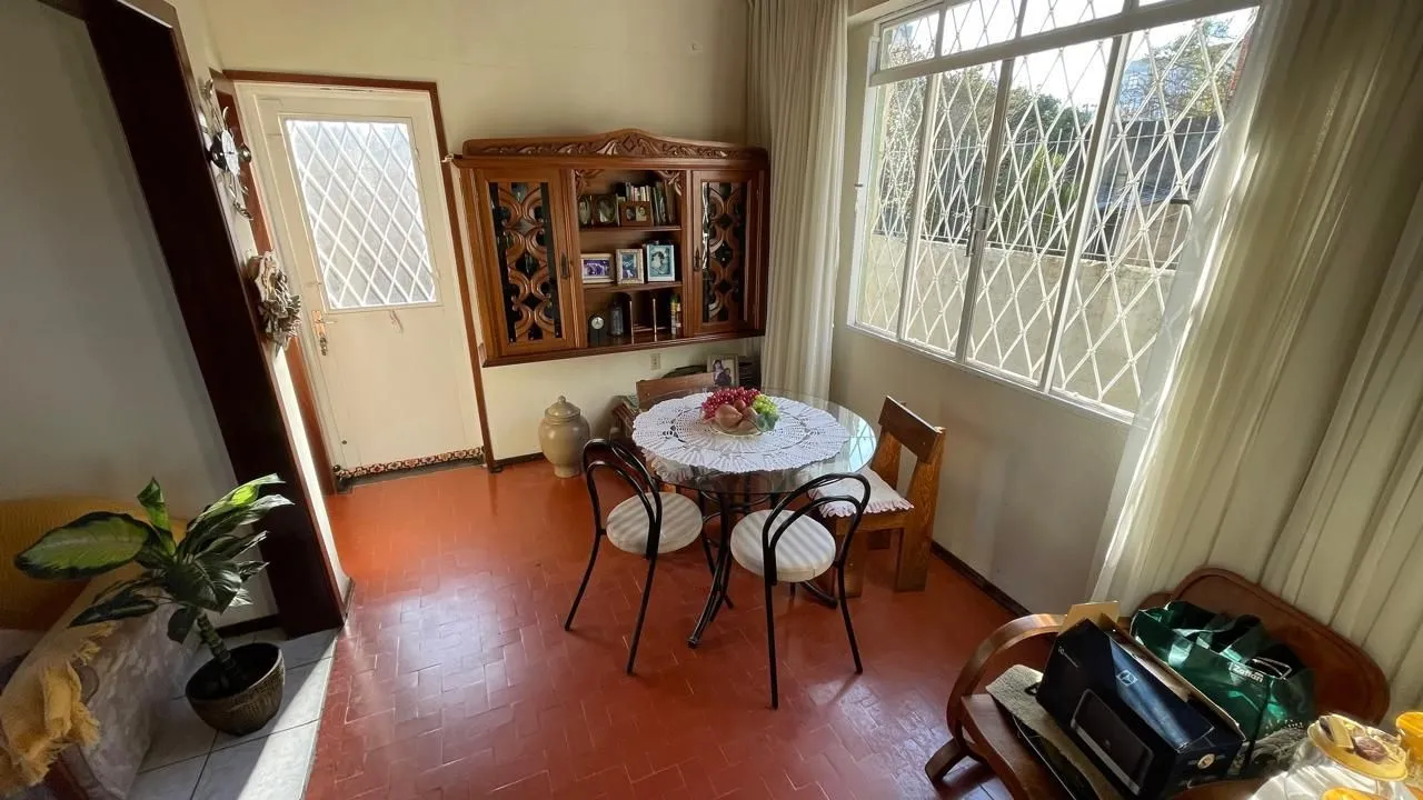 Imagem Casa com pátio com 3 dormitórios, 2 banheiros e 4 vagas.