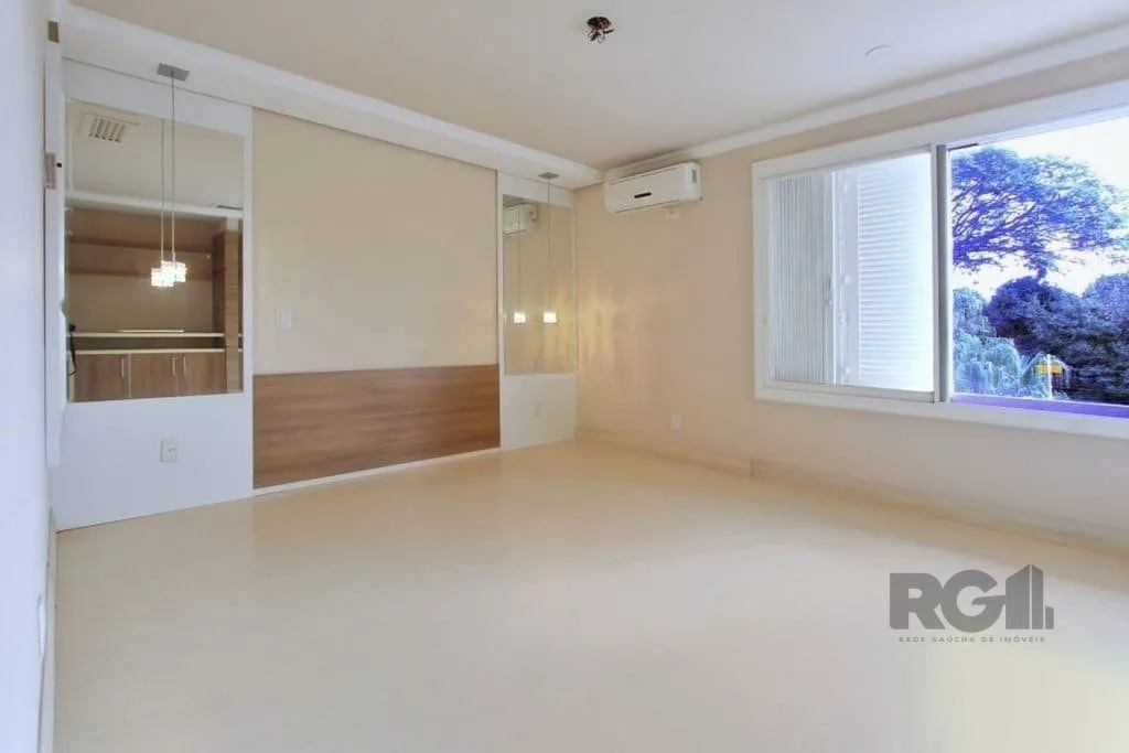 Imagem Excelente casa de 324m² com 4 dormitórios e 2 vagas.