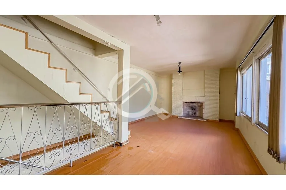 Imagem Ampla casa com 14 peças incluindo um anexo de 3 andares, salas com lareira, 2 suítes, 4 quartos, e...