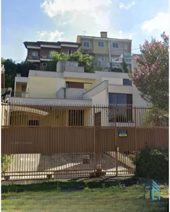 Imagem Casa com edícula a venda, 04 quartos sendo 02 suítes, no Bairro Guabirotuba em Curitiba PR