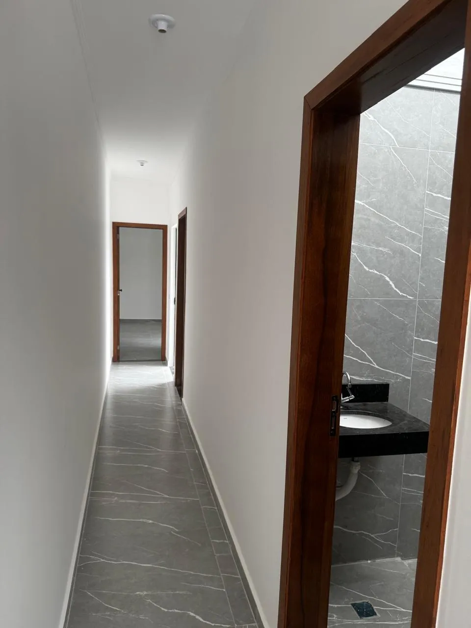 Imagem Casa nova, construída em 2025, 51,90 m² de área construída, 2 dormitórios, 1 banheiro, sala, cozinha, área de serviço e garagem para 1 carro e 1 noto.