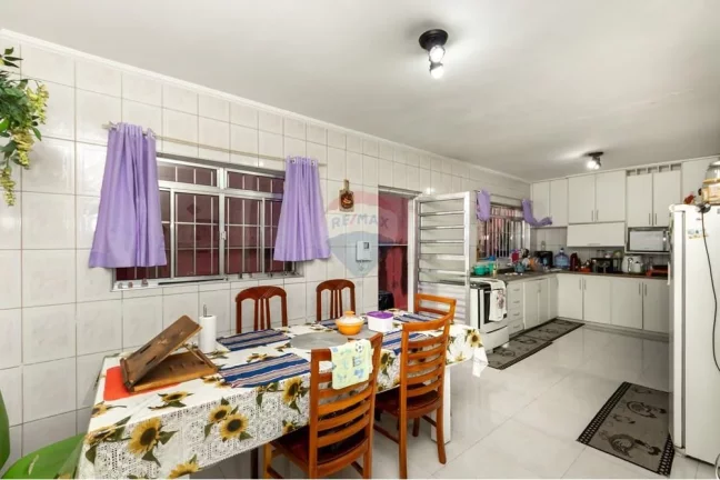 Imagem Casa bem localizada com 4 dormitórios, 2 vagas de garagem.