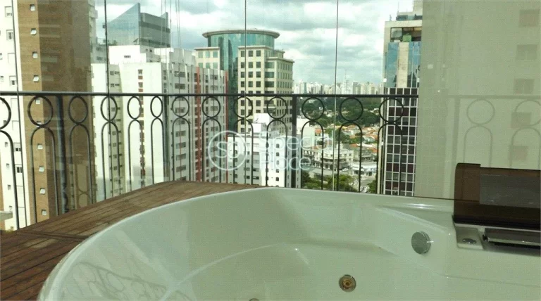 Imagem Localizado em prédio ícone com duas unidades unificadas na planta. Condomínio com segurança e la...