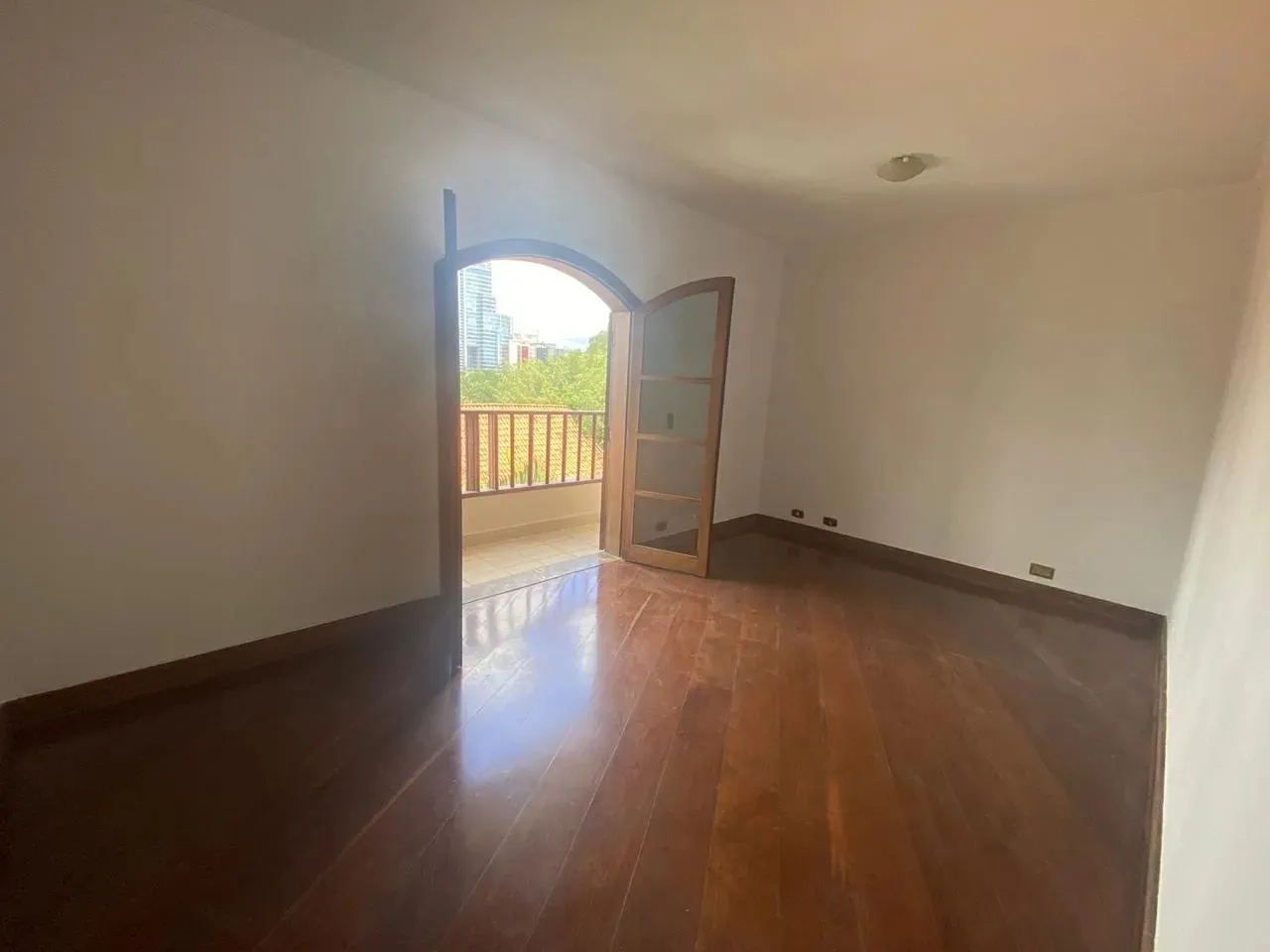 Imagem Casa de Luxo em Condomínio - Santana de Parnaíba-SP, Alphaville, 4 Quartos, 5 Banheiros, 5 Vagas, 500m².