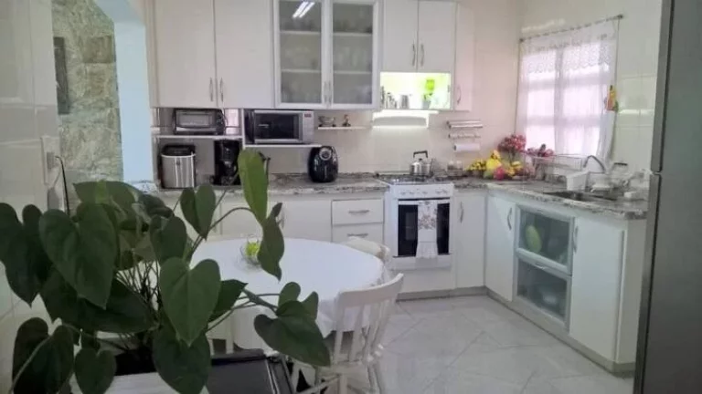 Imagem LINDA CASA EM DOIS LOTES COM BELA PISCINA E PAISAGISMO