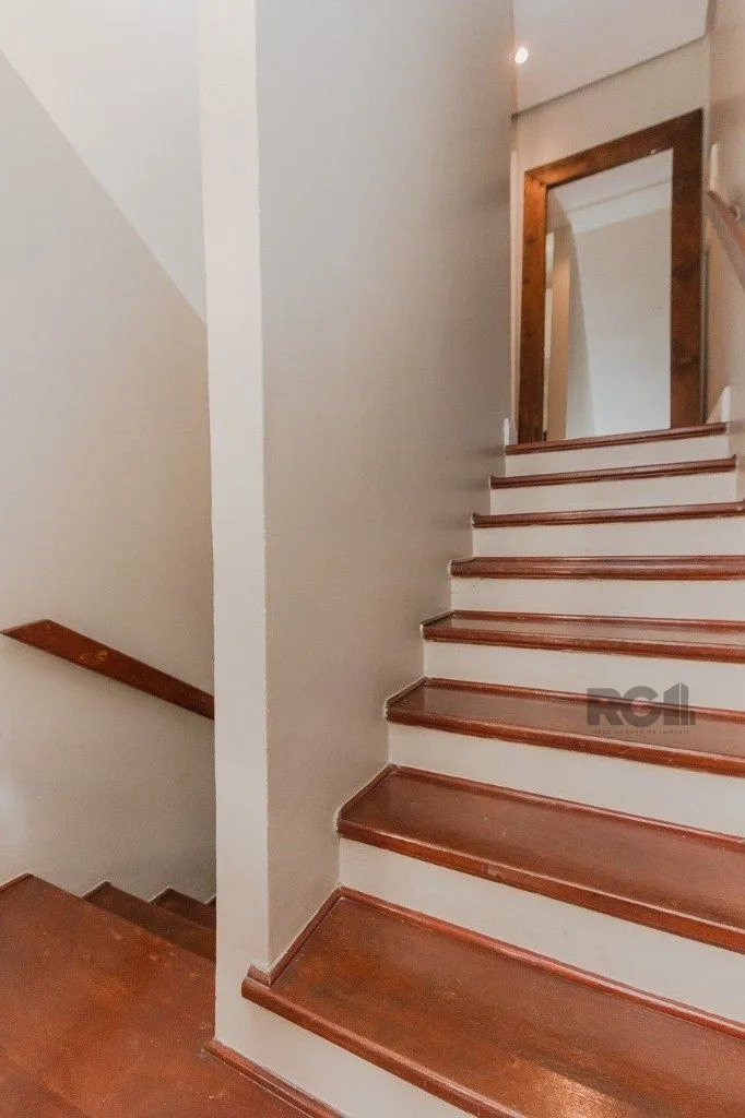 Imagem Excelente casa em condomínio de 249m² com 03 dormitórios e 4 vagas.