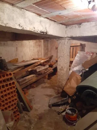 Imagem Casa térrea com 6 metros de frente por 30 metros da frente aos fundos, em lage e telhado, com piso ...