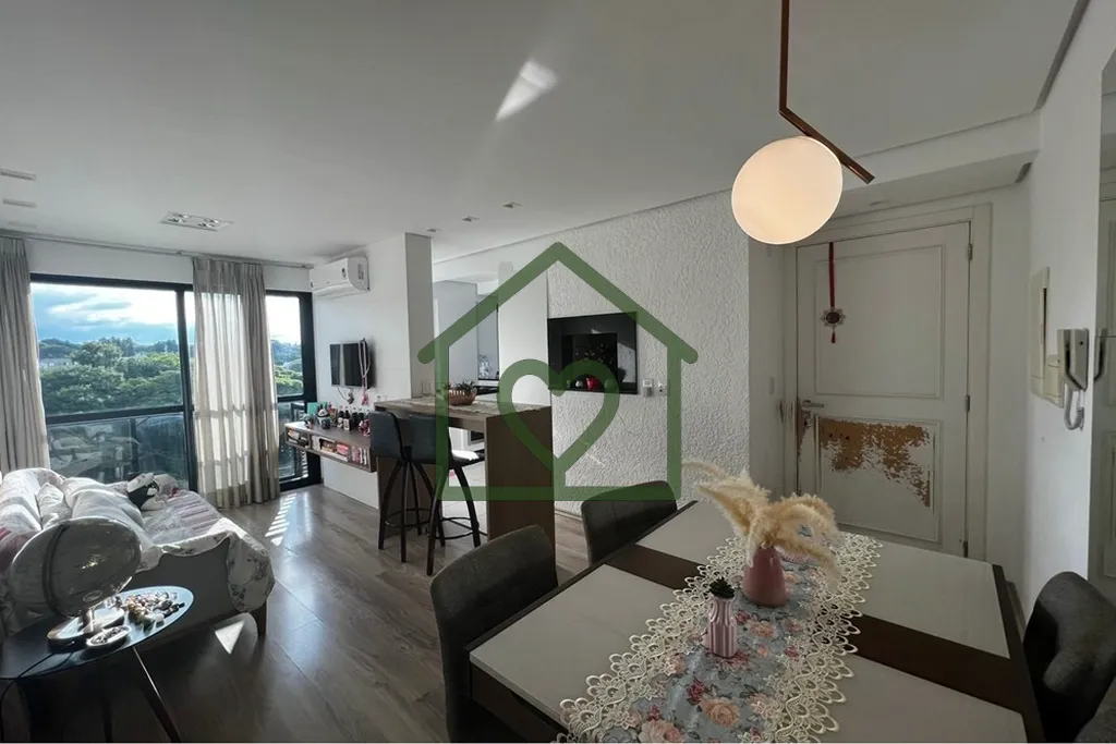 Descubra o charme e a conveniência deste aconchegante apartamento situado no coração de Porto Ale...