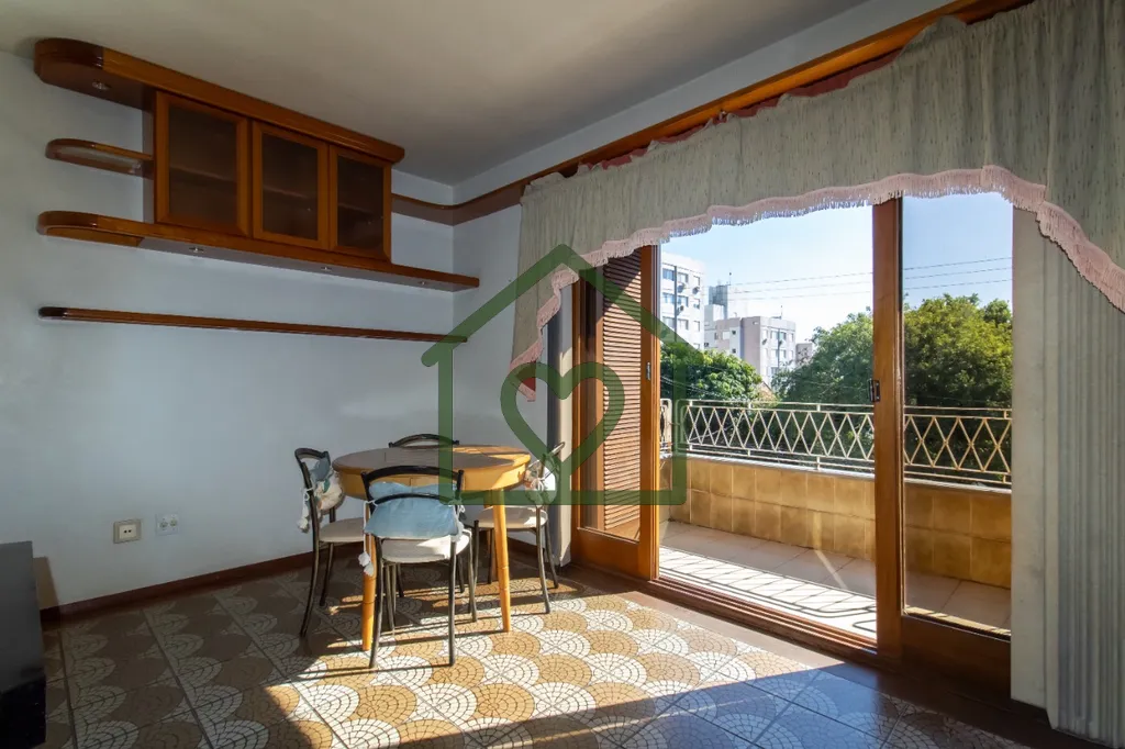 Imagem Casa totalmente mobiliada com 5 quartos, sendo uma suíte com closet, 417 m² de área construída e...