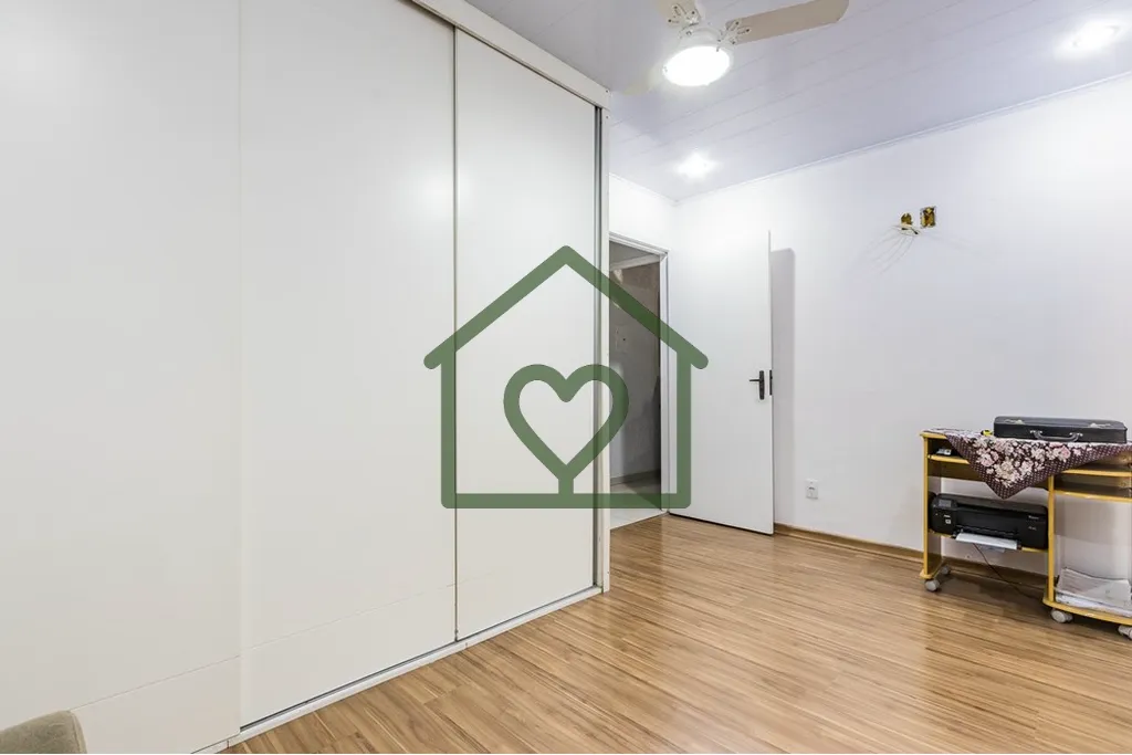 Imagem Casa com 180m2 de área construída em terreno amplo no bairro Parque Santa Fé, Porto Alegre, com 3...