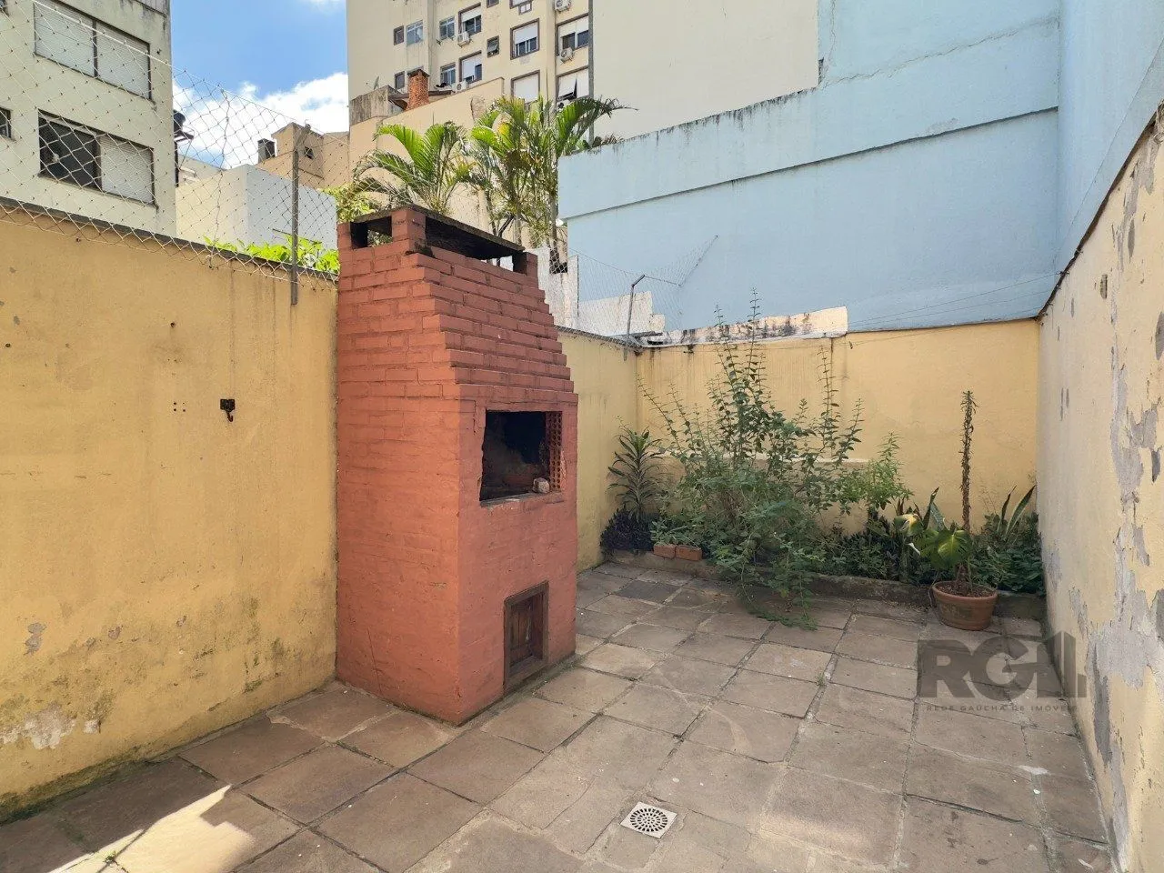 Imagem CASA COM 4 DORMITÓRIOS E PÁTIO COM CHURRASQUEIRA NO CENTRO HISTÓRICO