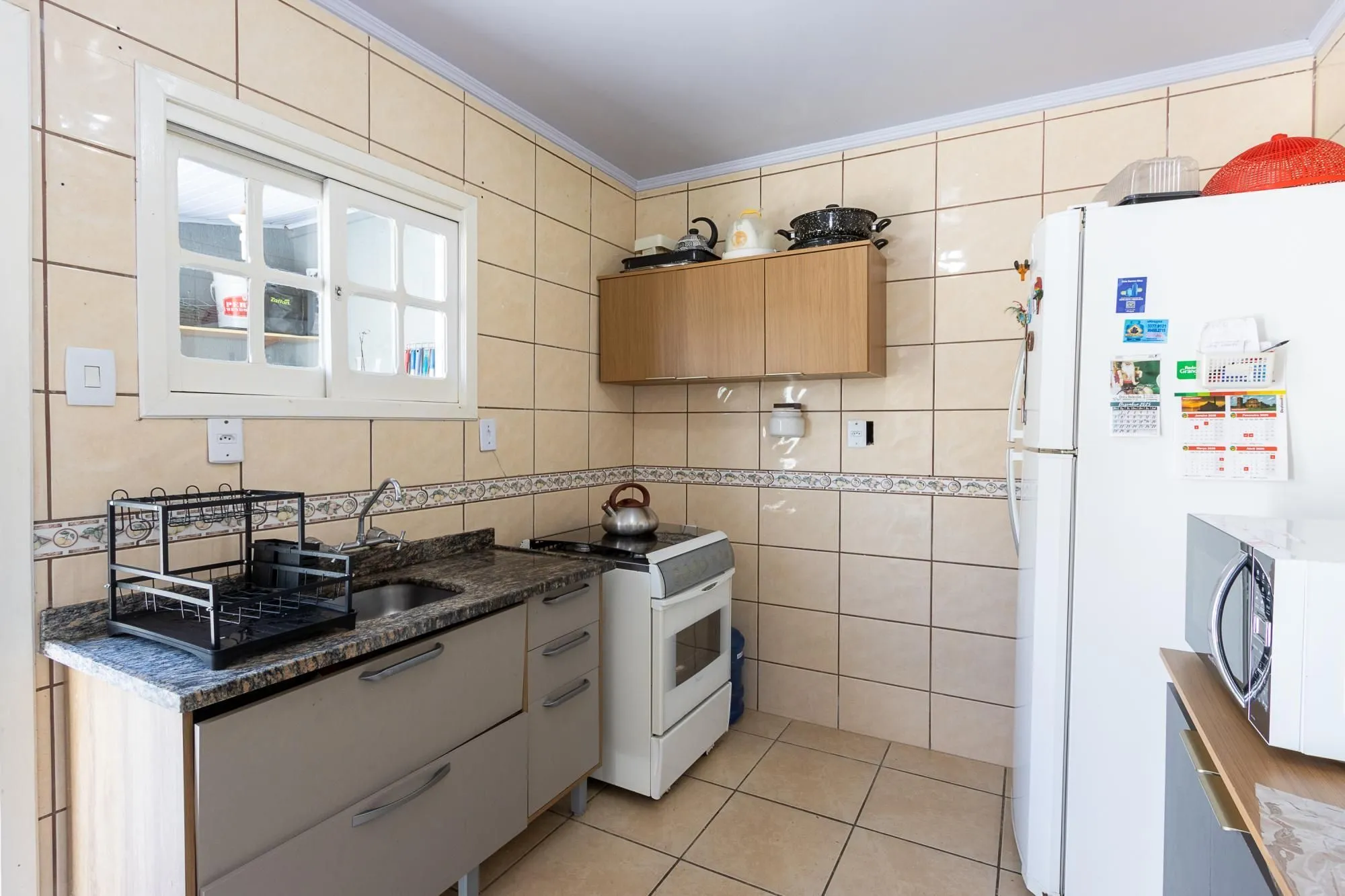 Imagem Casa de condomínio, de 3 dormitórios, 1 suíte e 2 vagas de garagem.