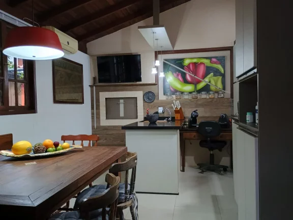 Imagem Espaçosa casa em Garopaba-SC: 3 dormitórios, suíte, jardim e documentação completa.
